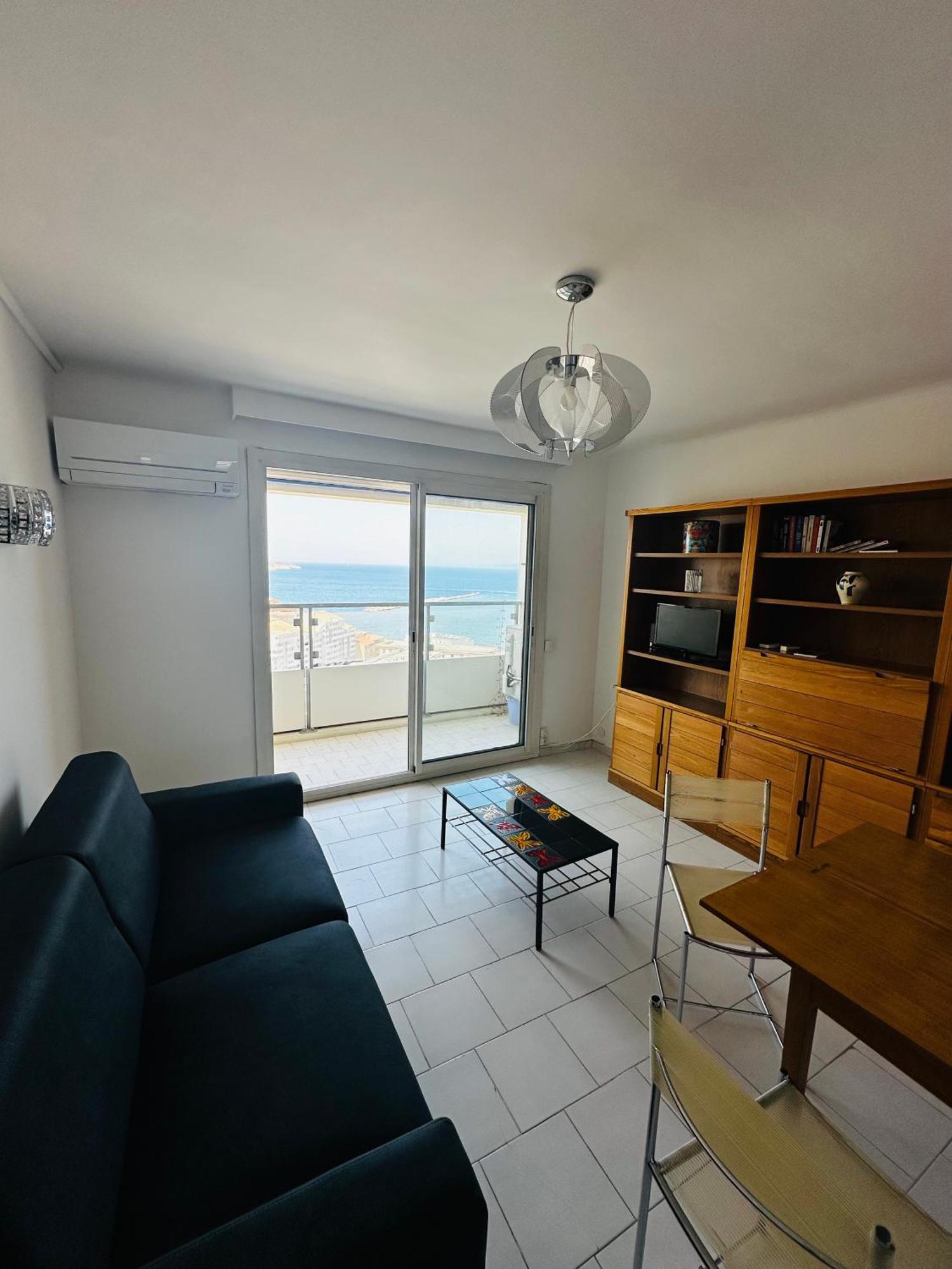 Apartment La *